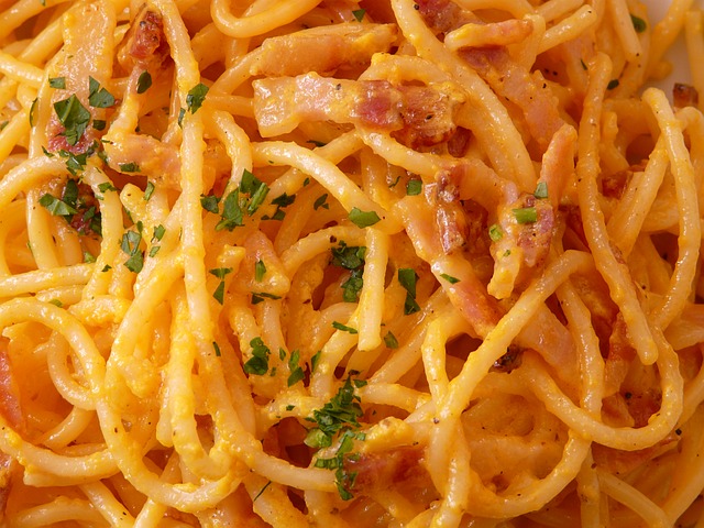 Špageti karbonara s dimljenom pečenicom