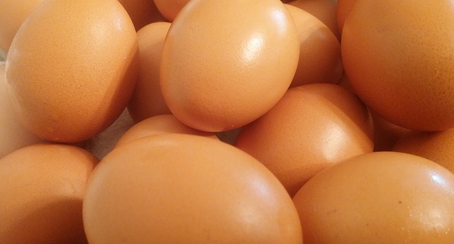 Neobično, ali provereno: Ubacite jednu sitnicu dok kuvate jaja, biće savršena – potvrdili kuvari!