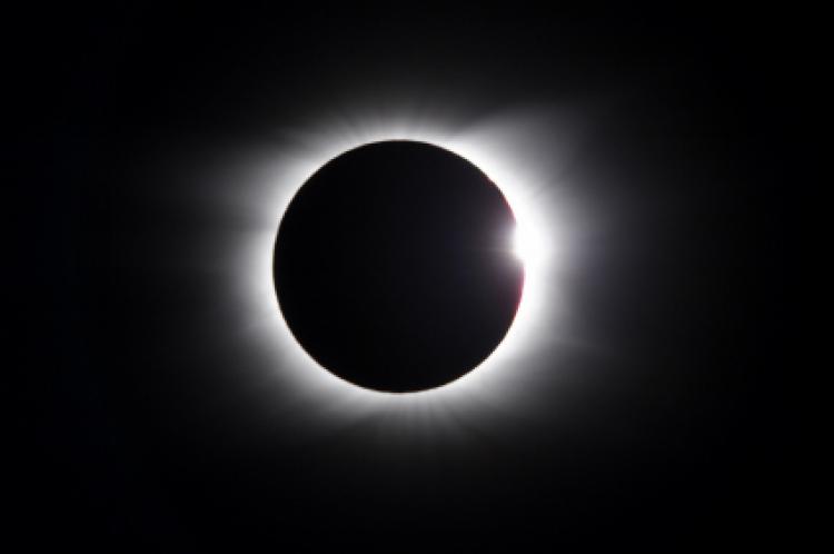 Sutra totalno pomračenje Sunca i „supermesec“ Sutra totalno pomračenje Sunca i „supermesec“