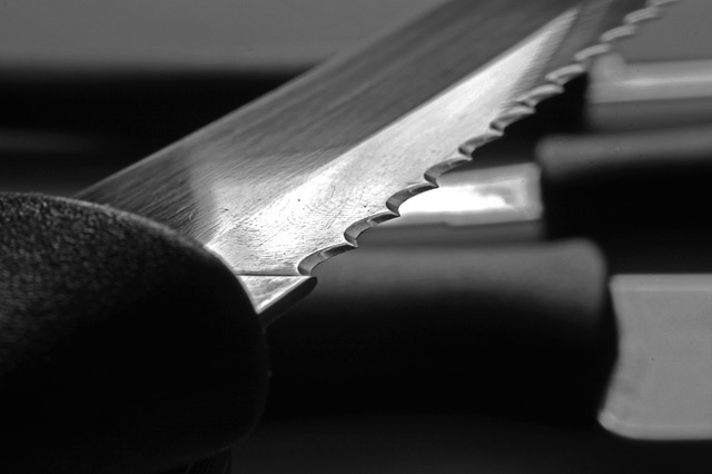 Bizarno: Ubola sina nožem zbog loše ocene