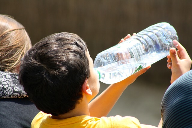 U kolima držite plastičnu flašu s vodom? Bacite je – odmah!