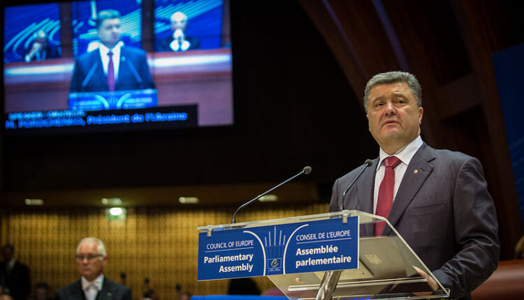 Porošenko ne isključuje uvođenje ratnog stanja!