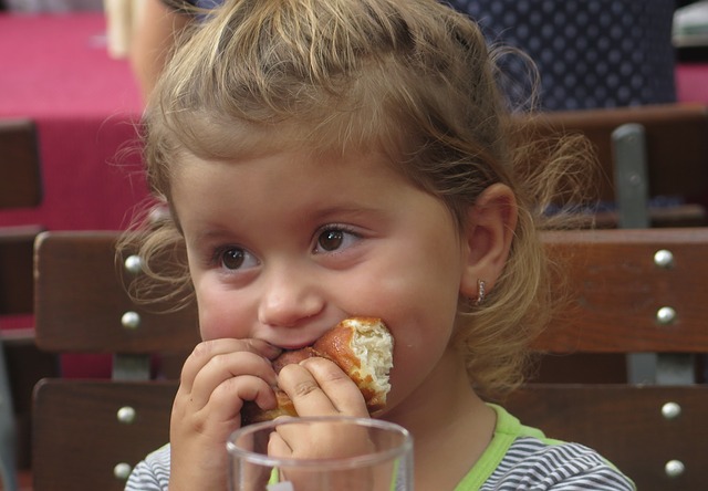 Da li ograničavati hranu deci?