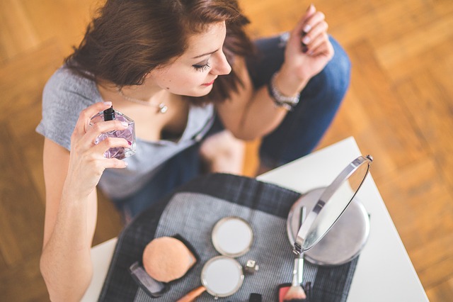 Trikovi zlata vredni: Kako da uklonite fleke od šminke sa odeće