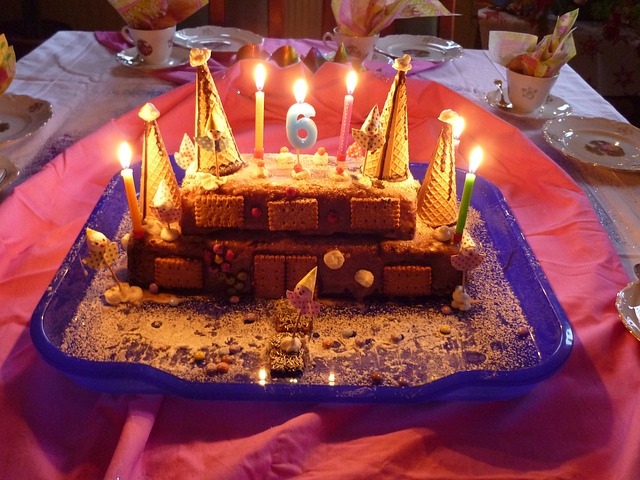 Šta stoji iza običaja da jedemo tortu i duvamo svećice za rođendan