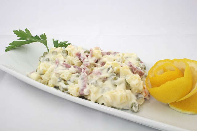 Ulepšaće vam novogodišnju trpezu: Salata sa piletinom bolja i od ruske salate: