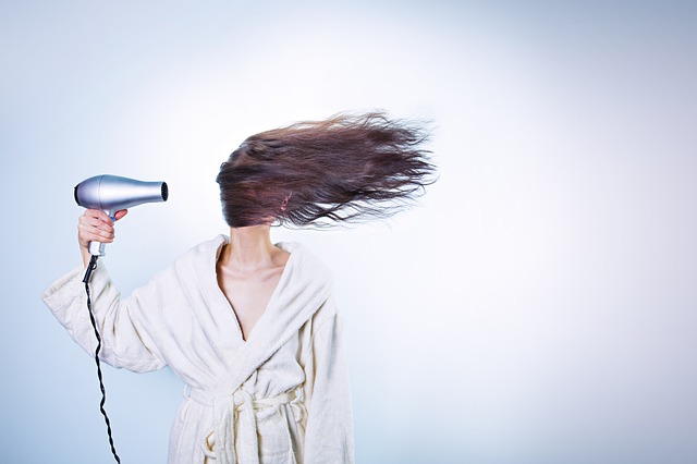 Trikovi koji će pomoći vašoj kosi da duže bude čista