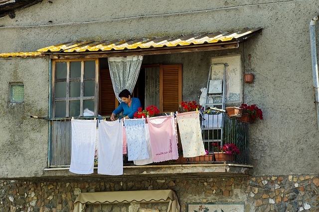 Žene u Srbiji rade u kući dvostruko više od muškaraca