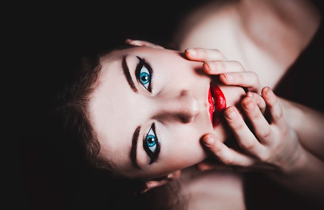 Psihijatar otkriva zašto se žene kriju iza šminke