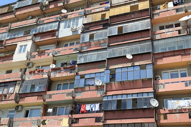 Užas u Kikindi: Maloletnik skočio sa vrha devetospratnice i preživeo