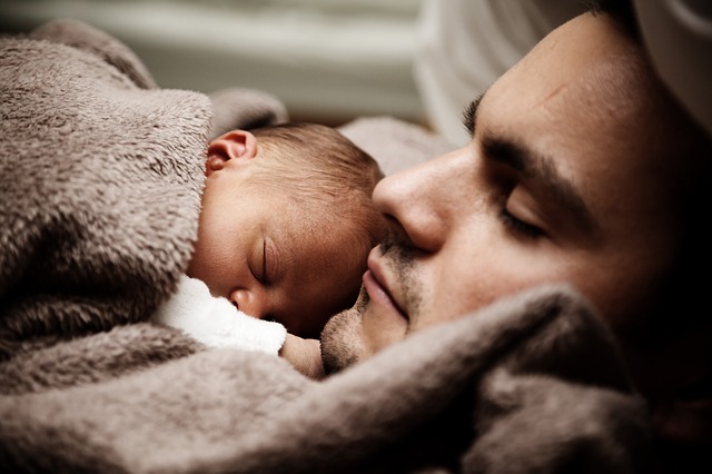 Roditelji koji uspavljuju bebe na grudima prave fatalnu grešku
