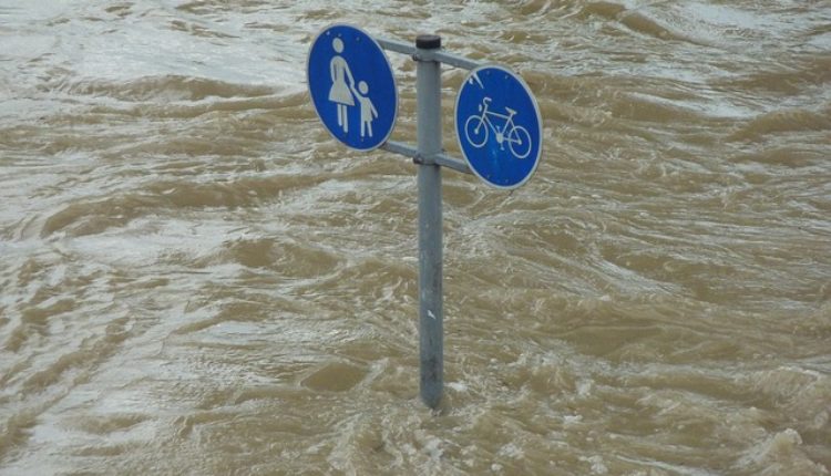 Katastrofa na katastrofu: Preti eksplozija u poplavljenom hemijskom postrojenju u Hjustonu Katastrofa na katastrofu: Preti eksplozija u poplavljenom hemijskom postrojenju u Hjustonu