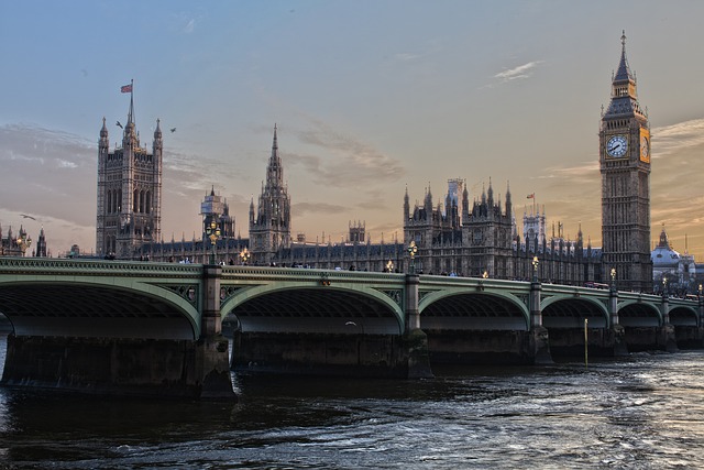 Panika u Londonu: Zbog „bombe“ evakuisani ljudi iz tržnog centra