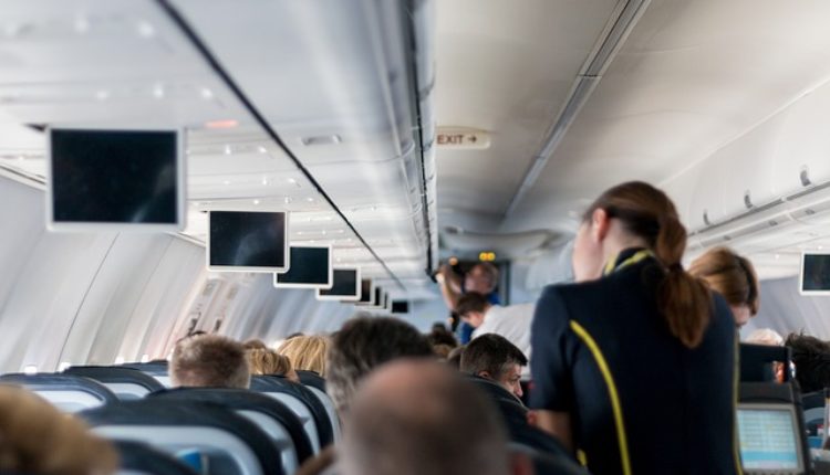 Ušli u avion kao stranci, ona ga oralno zadovoljila – pred svim putnicima