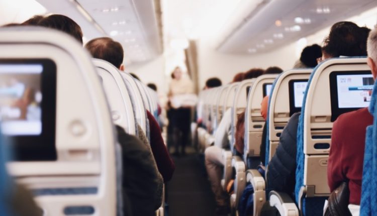 Drama u avionu: Putnica napravila haos zbog – šampanjca Drama u avionu: Putnica napravila haos zbog – šampanjca