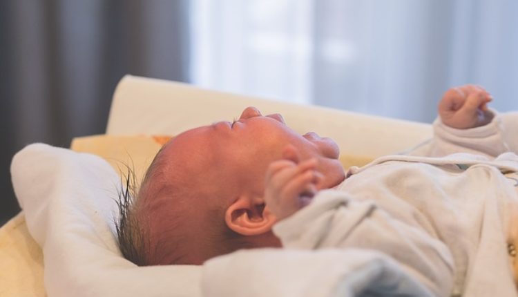 Majka koja je ostavila bebu u taksiju medicinska sestra koja se sama porodila