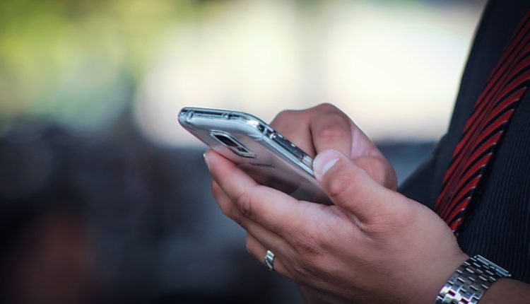 Ovu zelenu lampicu na mobilnom nikad ne smete ignorisati: Moguće je da vam je telefon hakovan i da vas prate Ovu zelenu lampicu na mobilnom nikad ne smete ignorisati: Moguće je da vam je telefon hakovan i da vas prate
