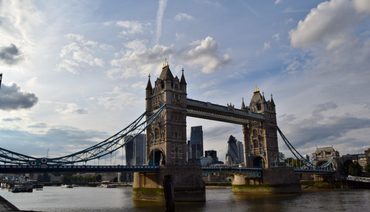 Britanski ministar odbrane podneo ostavku, kobna „ruka na kolenu“ Britanski ministar odbrane podneo ostavku, kobna „ruka na kolenu“
