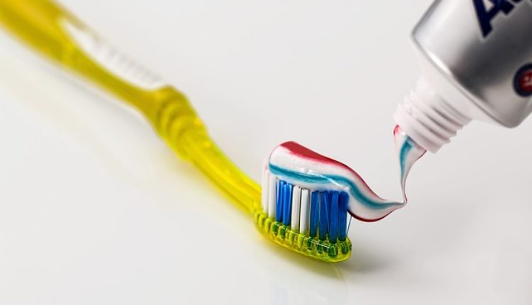 Da li znate šta znače 3 boje na vašoj pasti za zube? Svaka ima svoju funkciju!
