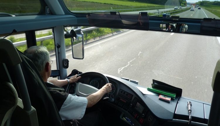 Švedski vozač na sudu: Gledao porno-filmove dok je vozio decu autobusom