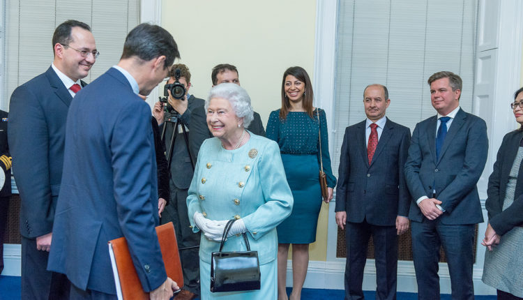 Šok u Britaniji: Kraljica Elizabeta bojkotuje venčanje princa Harija? Šok u Britaniji: Kraljica Elizabeta bojkotuje venčanje princa Harija?