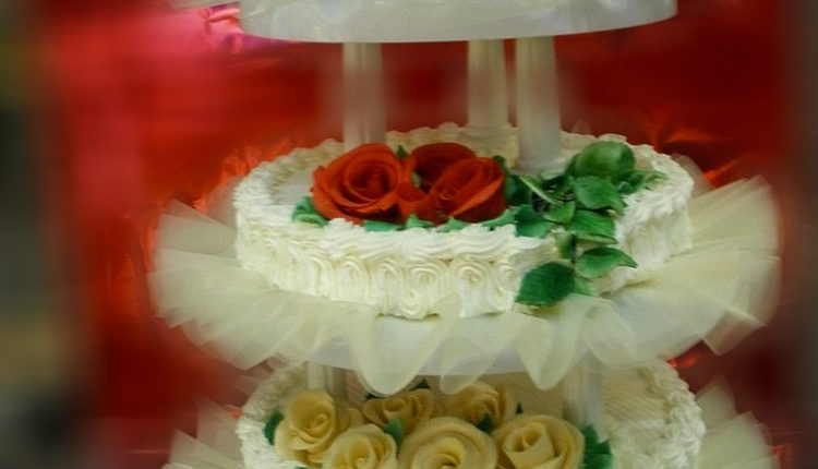 Znate li šta predstavlja svadbena torta i zašto je mladenci seku zajedno? Znate li šta predstavlja svadbena torta i zašto je mladenci seku zajedno?