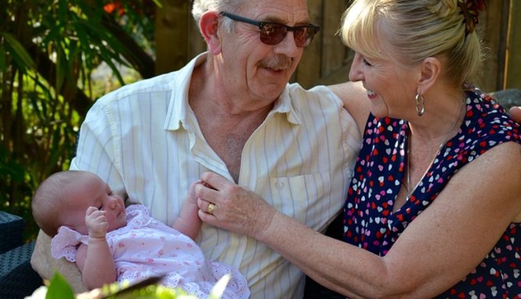 Mama ne veruje svekru i svekrvi da mogu da čuvaju unuče, ljudi je podržavaju Mama ne veruje svekru i svekrvi da mogu da čuvaju unuče, ljudi je podržavaju