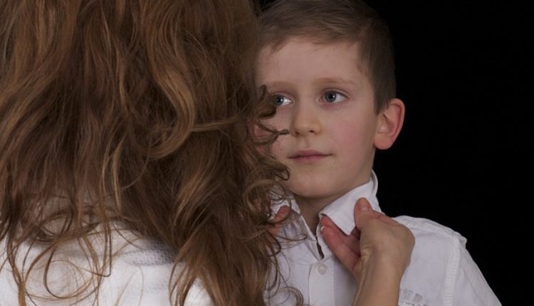 Mama pobesnela kada je otkrila šta njen bivši suprug radi dok čuva sina Mama pobesnela kada je otkrila šta njen bivši suprug radi dok čuva sina