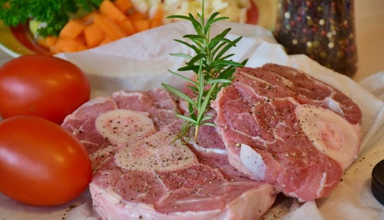Svi peremo meso pre pripreme, ali stručnjaci kažu da postoji samo jedan ispravan način
