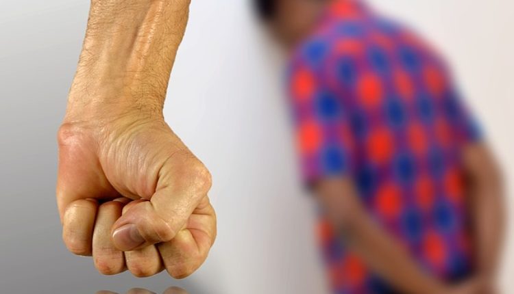 Užas u školskom dvorištu: Dečak (13) stavio vršnjaku „skakavac“ pod grlo Užas u školskom dvorištu: Dečak (13) stavio vršnjaku „skakavac“ pod grlo