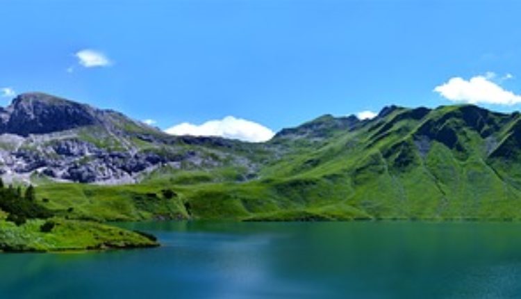To je bio njegov dom: Goli pustinjak izbačen sa svog ostrva u 82. godini To je bio njegov dom: Goli pustinjak izbačen sa svog ostrva u 82. godini