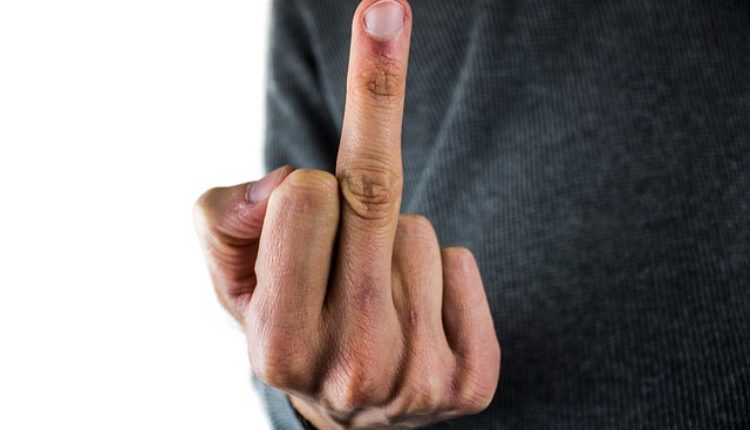 Slavna istorija poznatog gesta: Rado pokazujemo ‘srednji prst’, ali znamo li zašto?