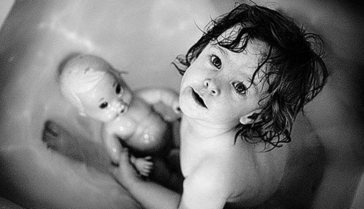 Status koji je podelio mišljenja: Majke bi trebalo da kupaju devojčice, a očevi dečake!