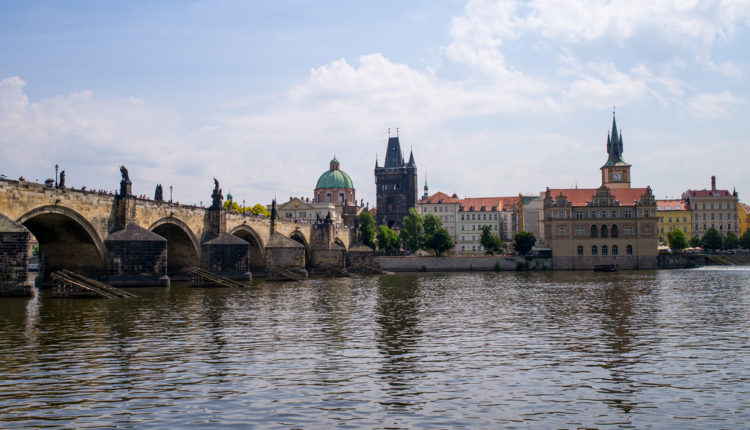 Prag: Srušio se pešački most, četvoro povređenih