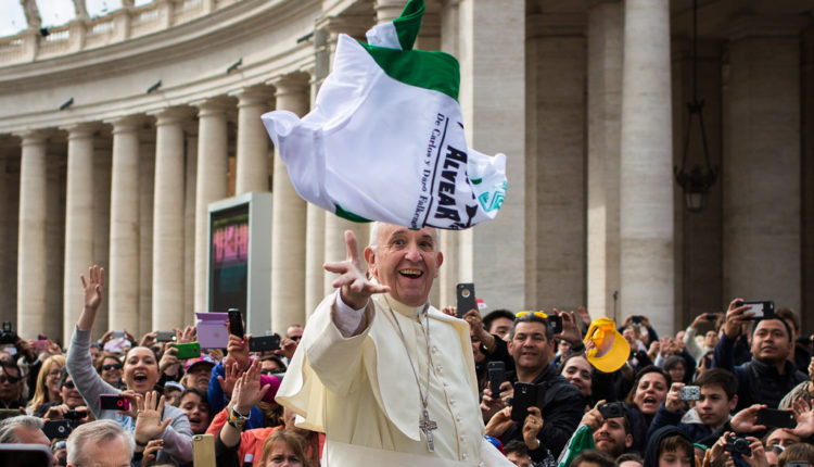 Papa Franja želi da promeni tekst molitve „Očenaš“