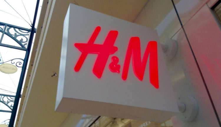 H&M povukao seriju čarapa zbog navodnog natpisa „Alah“