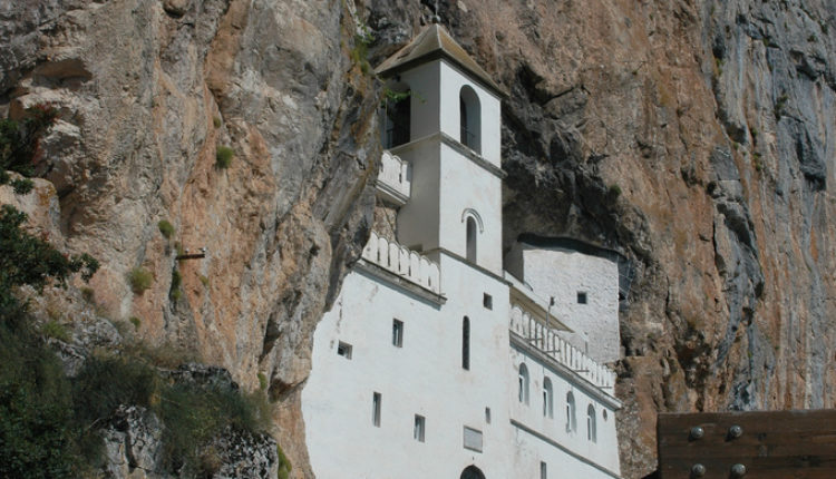 Skandalozno: Crnogorci otimaju Ostrog od SPC Skandalozno: Crnogorci otimaju Ostrog od SPC