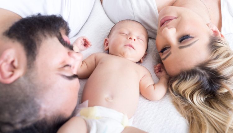 Znamo da rođenje dece potpuno menja život, a evo kako utiče na vezu Znamo da rođenje dece potpuno menja život, a evo kako utiče na vezu