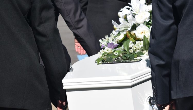 Otkrivena mračna tajna bacanja zemlje u grob: Običaj na sahranama krije jezivu pozadinu Otkrivena mračna tajna bacanja zemlje u grob: Običaj na sahranama krije jezivu pozadinu