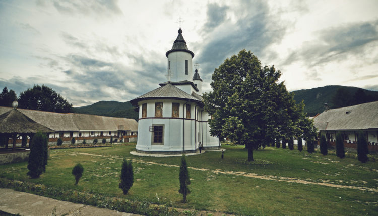 Novi zakon u Crnoj Gori – prenizak udarac za SPC Novi zakon u Crnoj Gori – prenizak udarac za SPC