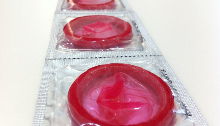 Vraćeno milion probušenih kondoma