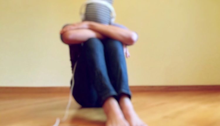 Oprez: nikada nemojte slušati muziku dok je telefon na punjaču Oprez: nikada nemojte slušati muziku dok je telefon na punjaču