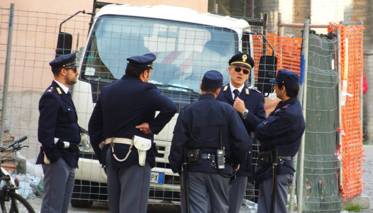 Đaci iz Srbije na ekskurziji krali po Italiji, policija ih satima držala u kasarni Đaci iz Srbije na ekskurziji krali po Italiji, policija ih satima držala u kasarni