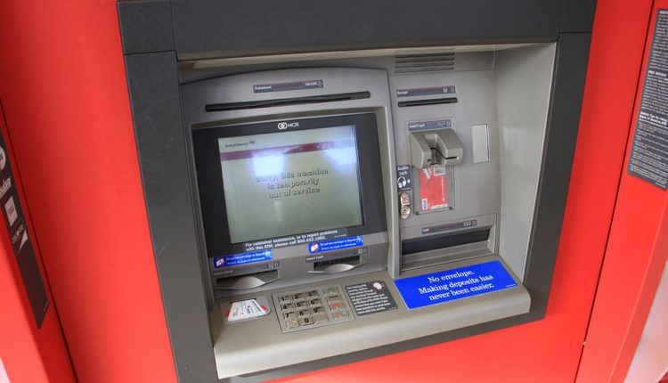 Hakovani bankomat izbacivao novac na ulicu, lopov pobegao Hakovani bankomat izbacivao novac na ulicu, lopov pobegao