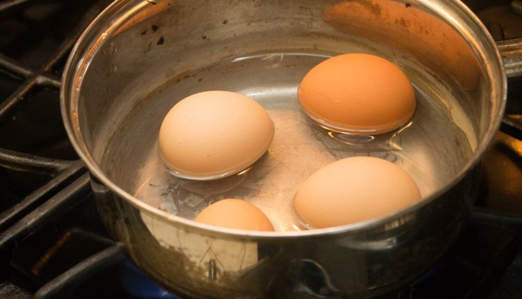 Mnogi ne znaju kako pravilno skuvati jaja, dodajte 1 sastojak i rešićete se muka zauvek