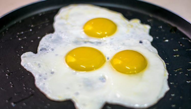 Mislite da znate da ispržite jaja na oko? Pržena na ovaj način postala su neviđeni hit na internetu (recept)