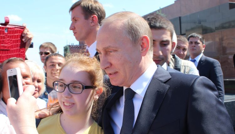 Putinova čestitka pravoslavcima: Držimo se tradicije naših predaka Putinova čestitka pravoslavcima: Držimo se tradicije naših predaka