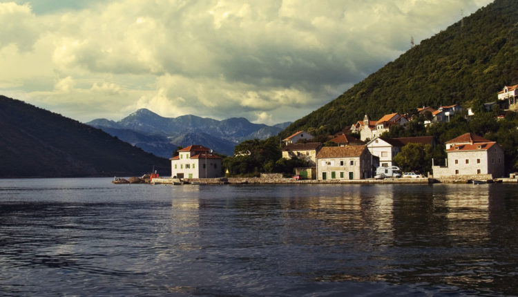 Crna Gora seče granu na koju se oslanja Crna Gora seče granu na koju se oslanja