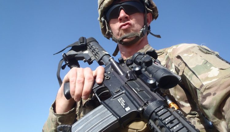 Pijani američki vojnici pravili haos na ulici i izazvali tuču, policija ih uhapsila Pijani američki vojnici pravili haos na ulici i izazvali tuču, policija ih uhapsila