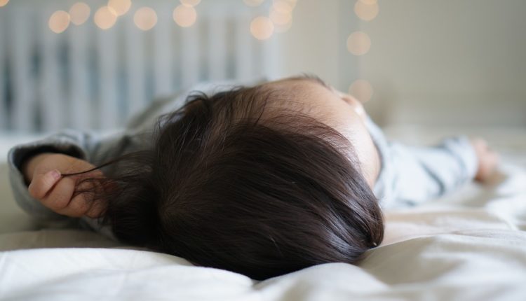 Beba se ugušila u snu: Veliki plišani medvedić pao na nju Beba se ugušila u snu: Veliki plišani medvedić pao na nju